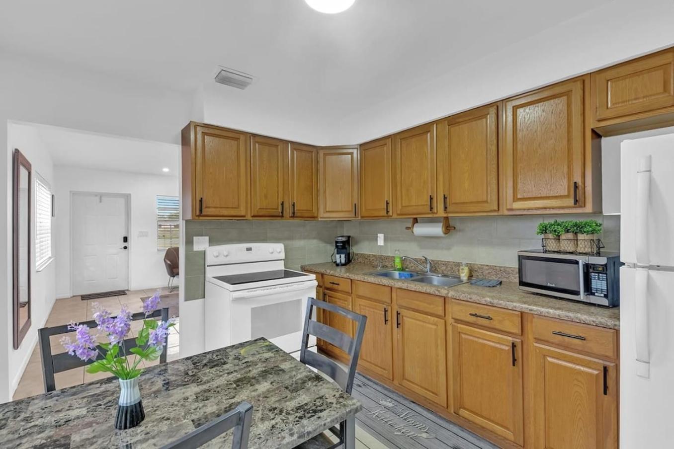 2 Bedroom House Minutes From Beach And Casino Db1 Дания-Бич Экстерьер фото